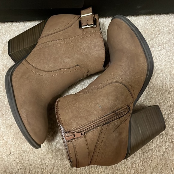 Brown booties - Picture 2 of 4
